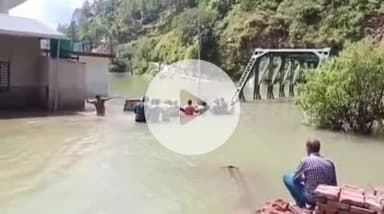 राजगढ़ी: ग्रामीणों ने स्यानाचट्टी में बनी अस्थाई झील में उतरकर प्रशासन व सरकार के खिलाफ की नारेबाजी, लापरवाही का लगाया आरोप