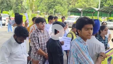 थानेसर: कुरुक्षेत्र विश्वविद्यालय में मनीषा केस को लेकर विद्यार्थियों ने किया प्रदर्शन, राष्ट्रपति के नाम कुलपति को सौंपा ज्ञापन