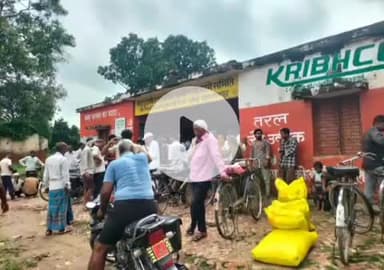 सुल्तानपुर: यूरिया की किल्लत से जूझ रहे किसानों को राहत, बंधुआ कला समिति पर पहुंची पौने 300 बोरी यूरिया, किसानों की लगी भीड़