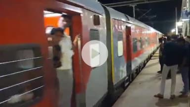 झांसी: महाकौशल एक्सप्रेस से जबलपुर से झांसी स्टेशन पहुंचे गणपति बप्पा, रिसीव करने के लिए ढोल नगाड़े लेकर पहुंचे भक्त