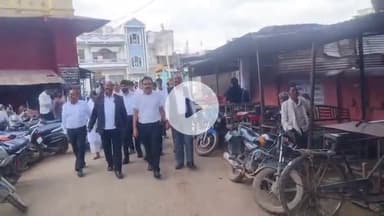 धौलपुर: कचहरी परिसर में अधिवक्ताओं ने चैंबर की मांग को लेकर किया हल्ला बोल प्रदर्शन, जमकर की नारेबाजी