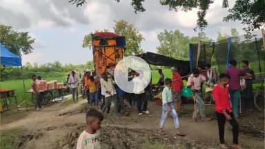 नवाबगंज: मौथरी गांव में श्रीकृष्ण जन्माष्टमी के अवसर पर निकाली गई भव्य शोभायात्रा, कृष्णलीला का हुआ मंचन, सीओ ने किया निरीक्षण