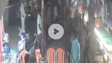 मथुरा: वृन्दावन में गुंडई की मना करने पर युवक की पिटाई का CCTV हुआ वायरल