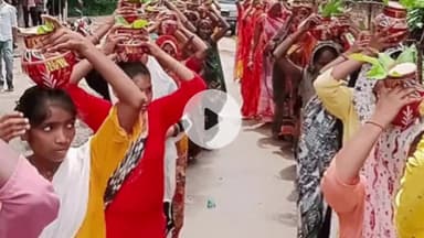 सुल्तानपुर: सुलतानपुर के बैंतीखुर्द के महाकाल मंदिर से निकली कलश यात्रा, पठानीपुर के हर हर महादेव मंदिर तक पहुंची, भक्त हुए शामिल