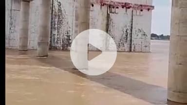 बाह: पिनाहट में एसडीएम और तहसीलदार ने चंबल नदी के बढ़ते जलस्तर का लिया जायजा