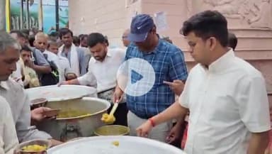 कर्वी: भदई अमावस्या मेला में परिक्रमा मार्ग स्थित बरहा के हनुमान मंदिर के पास डीएम ने भक्तों को प्रसाद बांटा