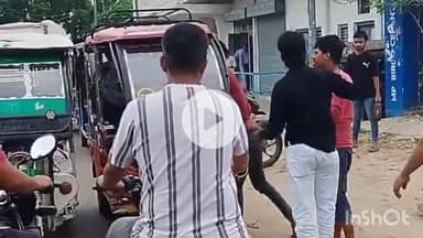 नवाबगंज: बाराबंकी में बाइक से रिक्शा टच होने पर हंगामा, दबंग ने रिक्शा चालक को सरेआम पीटा, वीडियो वायरल होने पर लोगों में आक्रोश