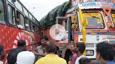 बीना: सर्वोदय चौराहा ब्रिज के पास बस और ट्रक के बीच हुई टक्कर के बाद दोनों वाहन चालकों के बीच हुआ विवाद, जुटी लोगों की भीड़