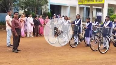 तिल्दा: ताराशिव विद्यालय में सायकिल वितरण किया गया, छात्राएं हुईं प्रसन्न