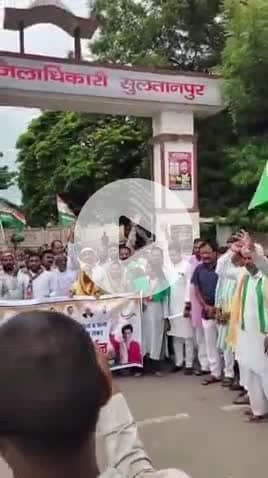 सुल्तानपुर: सुल्तानपुर जनपद में किसानों की समस्याओं को लेकर कांग्रेसियों ने खाद की कालाबाजारी और बिजली-पानी पर किया प्रदर्शन