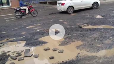 बांसवाड़ा: शहर के कुशलबाग क्षेत्र में सड़क पर गड्ढे और किचड़ से आने-जाने वाले लोगों को, परेशानी का सामना करना पड़ रहा है#jansamasya