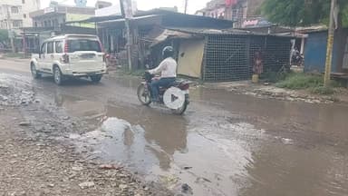 पारु चौक से कचहरी रोड और थाने की तरफ जाने वाली रोड का हालत बहुत दिनों से खराब था जो कुछ दुकानदारों और ग्रमीणों ने हमसे कहा  कि ये कैसे होगा ? तो हमने तत्काल पारु बीडीओ से बात कर के आज आवेदन दिए । उन्होने कहा कि जल्द इसका समाधान करतें है | |