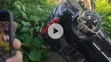 पडरौना: पड़रौना के बलुचहां पुल से नशे में चालक की स्कॉर्पियो नहर में गिरी, तीसरे दिन क्रेन से निकाली गई, चालक बाल-बाल बचा