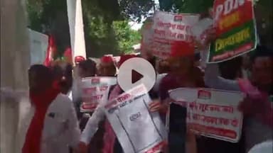 नवाबगंज: बाराबंकी शहर में खाद की समस्या को लेकर सपा पूर्व एमएलसी के नेतृत्व में डीएम को सौंपा गया ज्ञापन