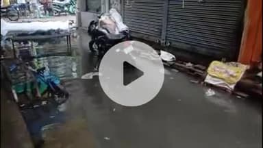 सिराथू: थोड़ी सी बारिश ने खोल दी अझुवा नगर में विकास कार्यों की पोल,किराना गली की सड़क बनी तालाब