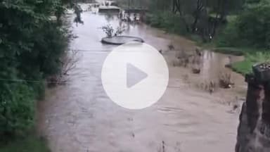 गुमला: दो दिन की लगातार बारिश से खटवा सहित सभी नदियाँ उफान पर, खतरे के निशान से ऊपर बह रहीं