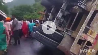 गढ़बोर: देसूरी की नाल में ग्रेनाइट से भरा ट्रोला चट्टान से टकराया, यातायात हुआ बाधित