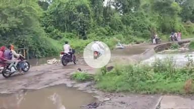 खंडवा नगर: गोलमाल बाबा के पास नाले में अचानक आया पानी, रास्ता जाम, निगम टीम ने मलबा हटाया