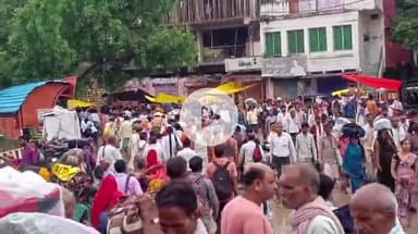 कर्वी: भदई अमावस्या पर रामघाट में पहुंचे लाखों भक्त, लगा रहे हैं आस्था की डुबकी