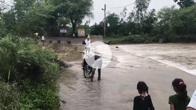 टिमरनी के भायली मार्ग का रपटा क्षतिग्रस्त हो गया है और पानी में जलमग्न हो गया है जिसके कारण दुर्घटना होने की संभावना है