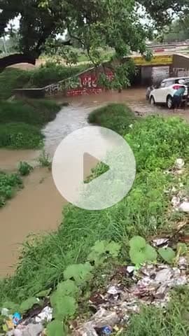 करछना:#गावोकी पुलिया इतनी भर गई कि कार को जेसीबी के सहारे निकालना पड़ा