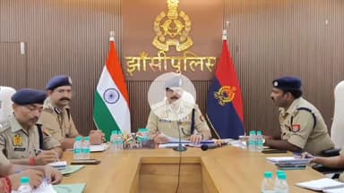 झांसी: झांसी पहुंचे एडीजी जोन कानपुर आलोक कुमार ने साइबर अपराधों के प्रकरण प्रकाश में आने पर कार्रवाई के दिए निर्देश