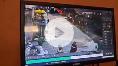 झांसी: रक्सा में डंपर की टक्कर से बुजुर्ग महिला गंभीर घायल, घटना का सीसीटीवी फुटेज आया सामने