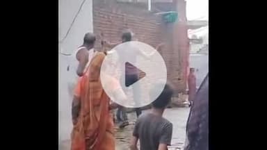 झांसी: सदर बाज़ार के सिमरहा में एक दलित युवक के साथ हुई मारपीट का मामला सामने आया, वीडियो सोशल मीडिया पर हुआ वायरल