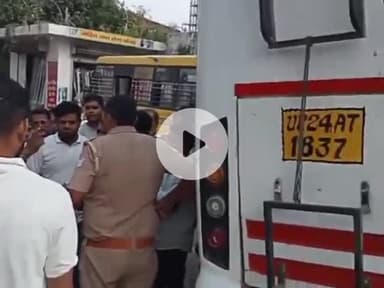 धनौरा: मंडी धनौरा में तेज रफ्तार डग्गामार बस ने स्कूली बस में मारी टक्कर, मची अफरा-तफरी, टला बड़ा हादसा