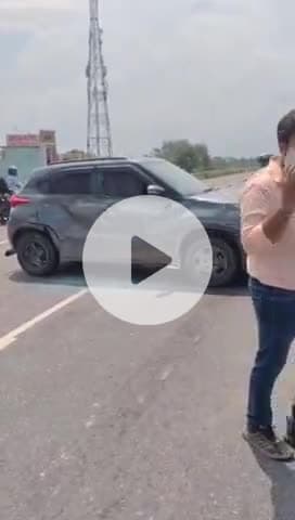 गभाना: हाइवे महरावल पुल पर ट्रक ने कार में मारी टक्कर, कार सवार बाल-बाल बचे