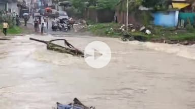 कांके: डोरंडा में भूसुर नदी में उफान, पुल के ऊपर से पानी बहने से यातायात बाधित