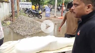 मिर्ज़ापुर: डगहर पथरहिया निवासी विद्युत लाइनमैन का शव विद्युत पोल पर बेल्ट के सहारे लटकता मिला, मौके पर पहुंची पुलिस