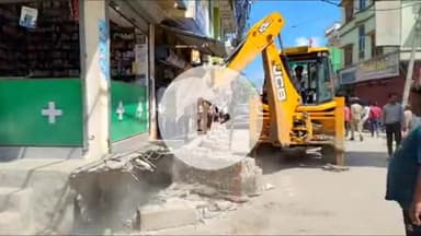 बलरामपुर: नगर पालिका परिषद बलरामपुर ने अवैध अतिक्रमण पर चलाया बुलडोजर, पालिका रोड के अतिक्रमण को हटाया गया