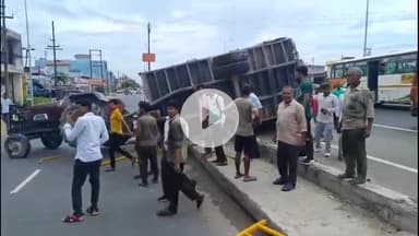 धनौरा: गजरौला में सीमेंट से भरी ट्रैक्टर-ट्रॉली पलटी, मंत्री व विधायक का फंसा काफिला, रुककर जाना चालक का हाल