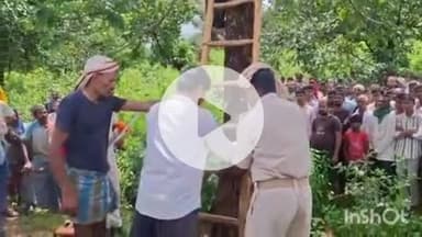 अधौरा: लोहरा गांव के पास युवक की हत्या कर शव को पेड़ से लटकाया, मौके पर पहुंची पुलिस