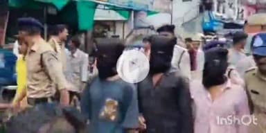 गंधवानी: डेहरी में पुलिस ने गो हत्या मामले में गिरफ्तार बदमाशों का निकाला जुलूस, 'गाय हमारी माता है, गो हत्या पाप है' के नारे लगे