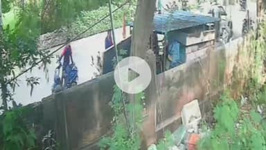 झांसी: एक युवक ने पुलिस कर्मचारी पर गंभीर आरोप लगाते हुए वरिष्ठ पुलिस अधीक्षक से की शिकायत