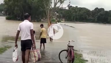 চন্দ্রকোনা ১: টানা কয়েকদিনের বৃষ্টিপাতের জেরে শিলাবতী নদীর জলস্তর বিপদসীমা ছুঁই ছুঁই, জলমগ্ন চন্দ্রকোনা এলাকা