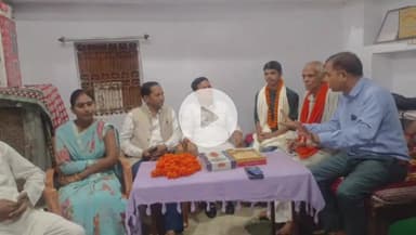 सिंगरौली: एमबीबीएस में चयन होने पर निगम अध्यक्ष ने युवक को किया सम्मानित, दीपक ने नीट परीक्षा में सफलता पाकर जिले का नाम रोशन किया