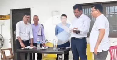 सुल्तानपुर: खाद की काला बाजारी रोकने के लिए जिले के एडीएम (एफआर) और जिला कृषि अधिकारी ने पीसीएफ गोदाम का किया औचक निरीक्षण