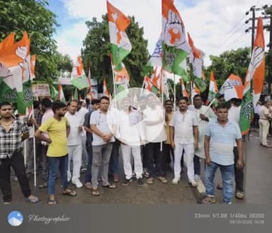 कटिहार :- वोट अधिकार यात्रा में शामिल हुए प्रतिपक्ष के नेता राहुल गांधी एवं तेजस्वी यादव वोट चोर गद्दी छोड़ के लगे नारे।