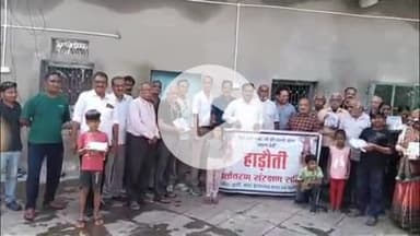 लाडपुरा: चम्बल नदी में प्रदूषण रोकने के लिए रामपुर इलाके में मिट्टी की मूर्तियों का वितरण कर लोगों को समझाया गया