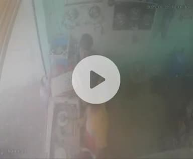 झांसी: भट्टागांव में दबंग ने दुकान में खड़े नाबालिक बच्चों को पीटा, घटना CCTV में कैद, वीडियो हुआ वायरल