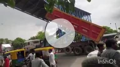 धौलपुर: एनएच 44 पर मनिया कस्बे में ट्रोला एफओबी से टकराया, बड़ा हादसा टल गया