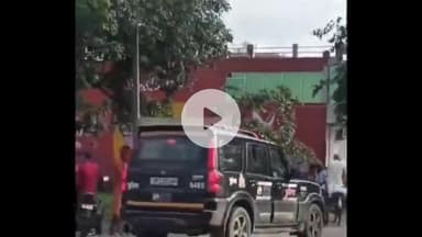 नवाबगंज: मसौली चौराहे पर गेस्ट हाउस के पास हाईवे पर एक महिला ने बच्चे के अगवा करने के आरोपों में किया हंगामा