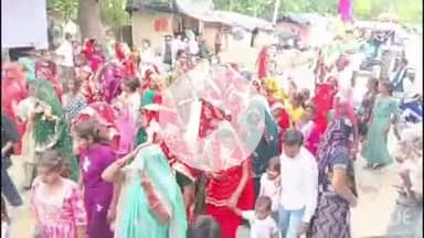 बारां: बाबा रामदेव के जन्मोत्सव के तहत ग्राम बामला में निकाली गई शोभायात्रा