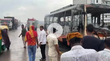 शिवसागर: शिवसागर थाने के एन एच-2 पर रामजी इंडियन गैस एजेंसी के समीप चलती बस में लगी आग, कोई हताहत नहीं