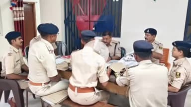 गया टाउन सीडी ब्लॉक: चाकन्द थाना परिसर में विधि व्यवस्था डीएसपी ने लंबित मामलों को लेकर पदाधिकारियों के साथ की बैठक