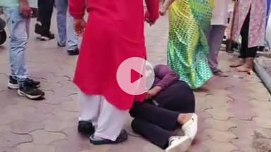 मथुरा: वृन्दावन में एसी ठीक करने आए कर्मचारियों को बनाया बंधक, जमीन पर गिड़गिड़ाते हुए कर्मचारी का वीडियो आया सामने