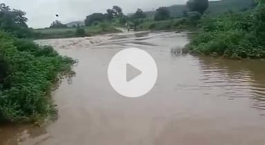 कर्वी: मानिकपुर विकासखंड के गांव गिदुरहा से निकली बरदहा नदी उफान पर, रपटे के ऊपर से बह रहा पानी, गांव का संपर्क मुख्यालय से कटा